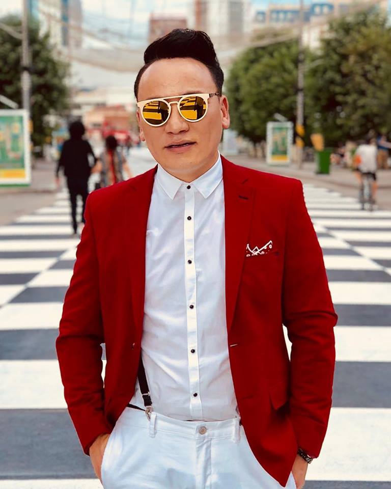 Гэрэлт гудамжны эрээн замыг клипэндээ мөнхөлсөн Наагий